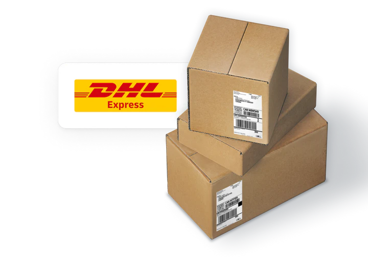 Drei gestapelte Boxen mit Etiketten und dem DHL-Logo auf der linken Seite.