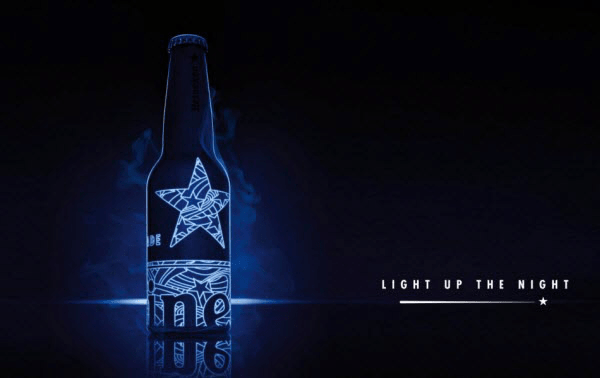 Een bierfles in een blauwe neonreflectie met de tekst 'Light up the' aan de rechterkant van de foto.