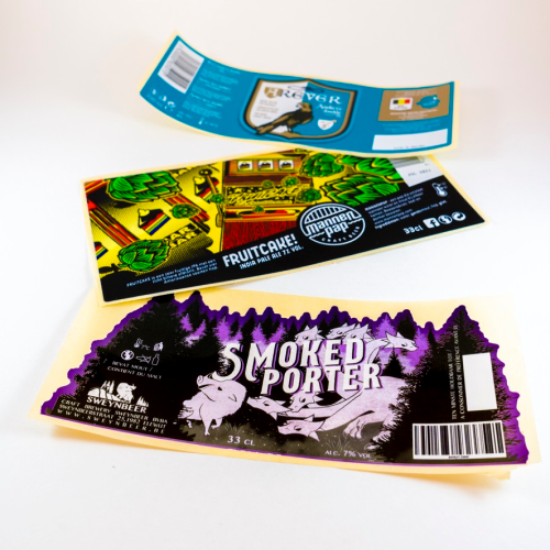 Verschiedene Produktetiketten mit unterschiedlichen Designs.