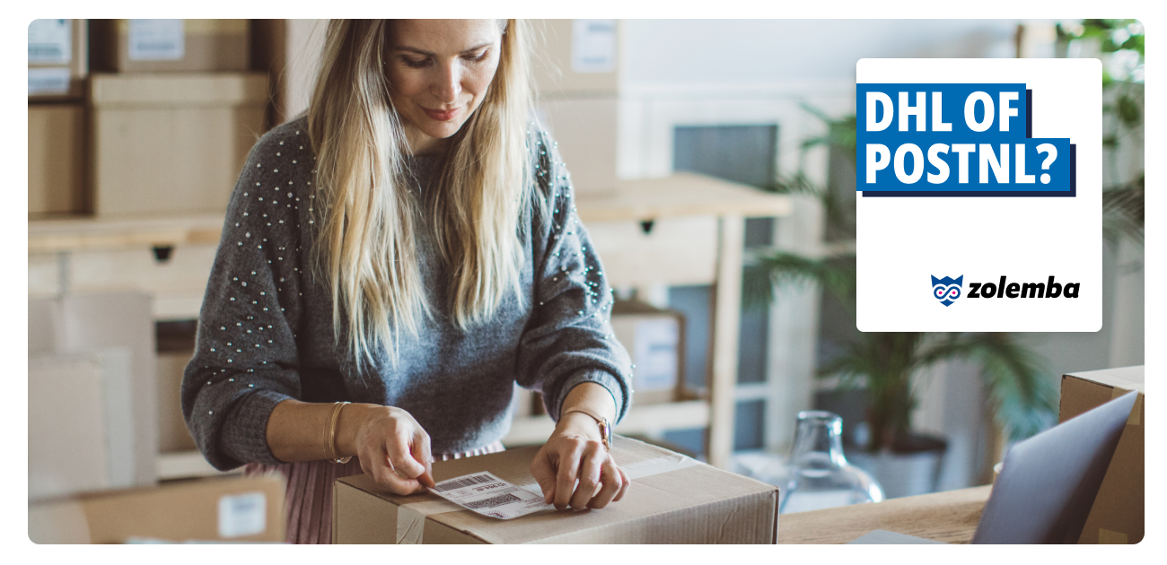 Vrouw in een kantoor die etiketten op dozen aanbrengt.