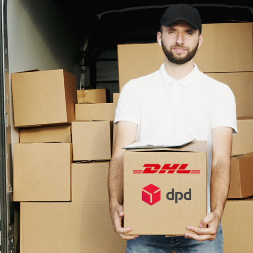 Ein Mann, der eine Box mit den DPD- und DHL-Logos hält, mit einem Auto voller Boxen im Hintergrund.