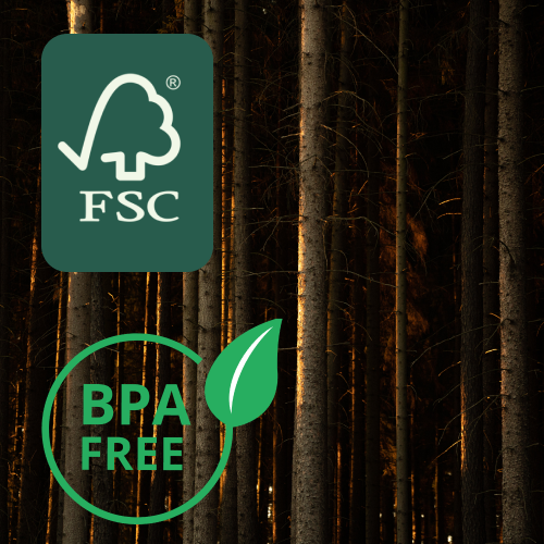 Baumstämme mit den FSC- und BPA-freien Logos auf dem Bild.