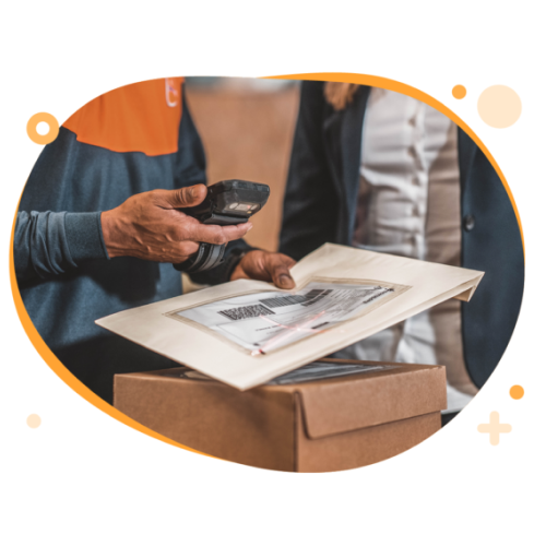Die Hand eines Postboten, die ein Paket-Logo scannt.