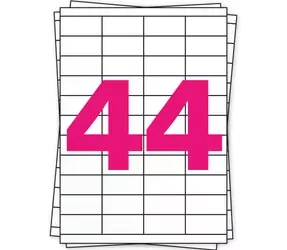 Tres papeles A4 apilados, el de arriba con un '44' rosa