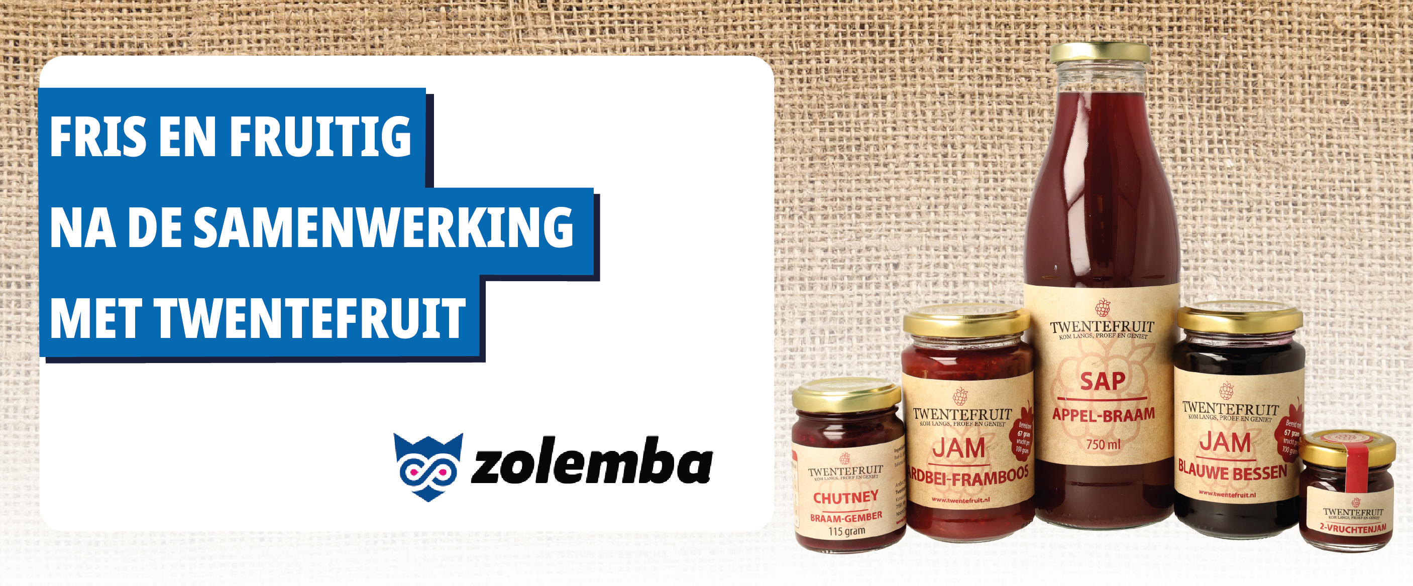 Vijf potten van Oma Dée-productie, drie op een oppervlak en twee gestapeld, met tekst op een blauwe achtergrond aan de linkerkant en het Zolemba-logo