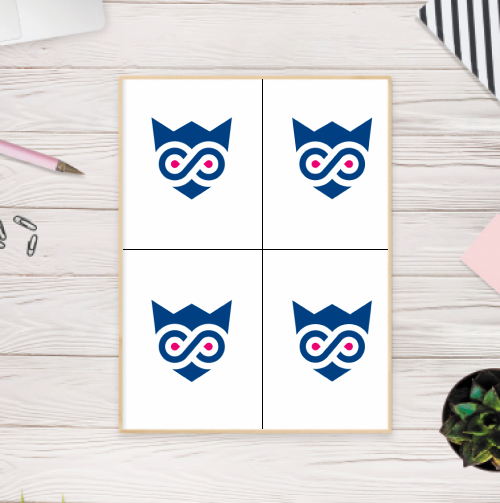 Ein Holztisch-Hintergrund mit einem A4-Papier darauf, auf dem vier Zolemba-Logo-Etiketten angezeigt werden.