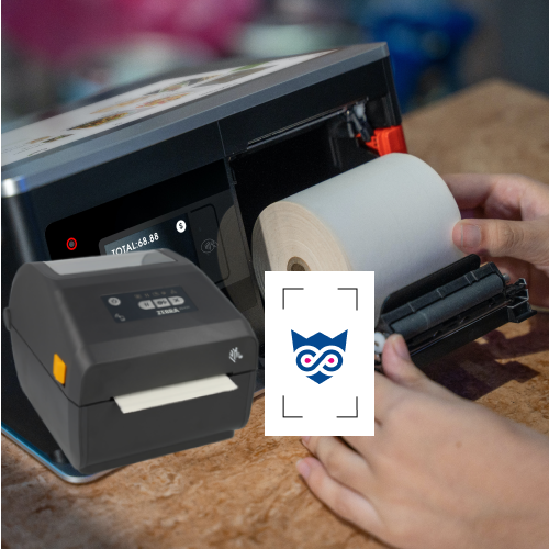 Ein Zebra-Drucker mit Händen, die eine leere Etikettenrolle einsetzen, digitales Bild des Druckers auf der linken Seite und das Zolemba-Logo in der Mitte.
