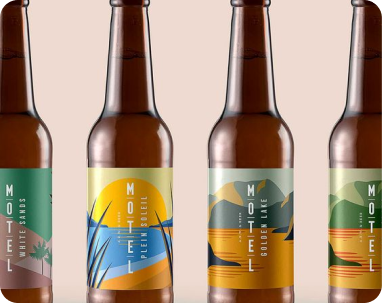Verschiedene Bierflaschen derselben Marke, jede mit einem einzigartigen Etikettendesign.