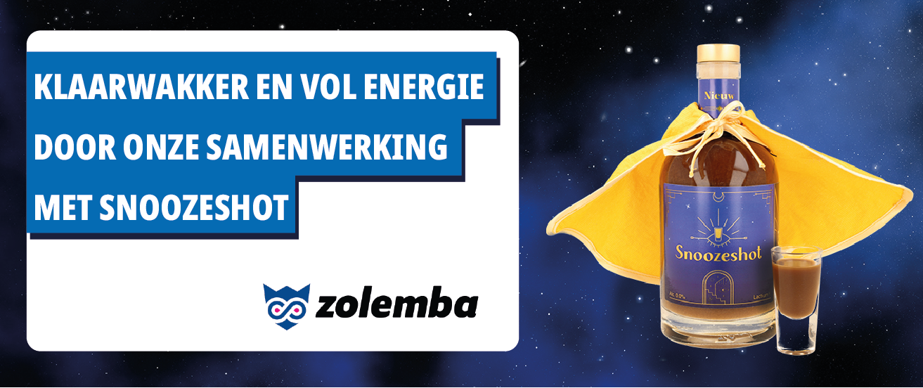 Klare Flasche Snoozeshot mit brauner Flüssigkeit, blauer Etikett und gelbem Umhang auf der rechten Seite, neben einem Zolemba-Banner mit Logo und schwarzem Text auf blauem und weißem Hintergrund, alles vor einem Weltraumhintergrund.