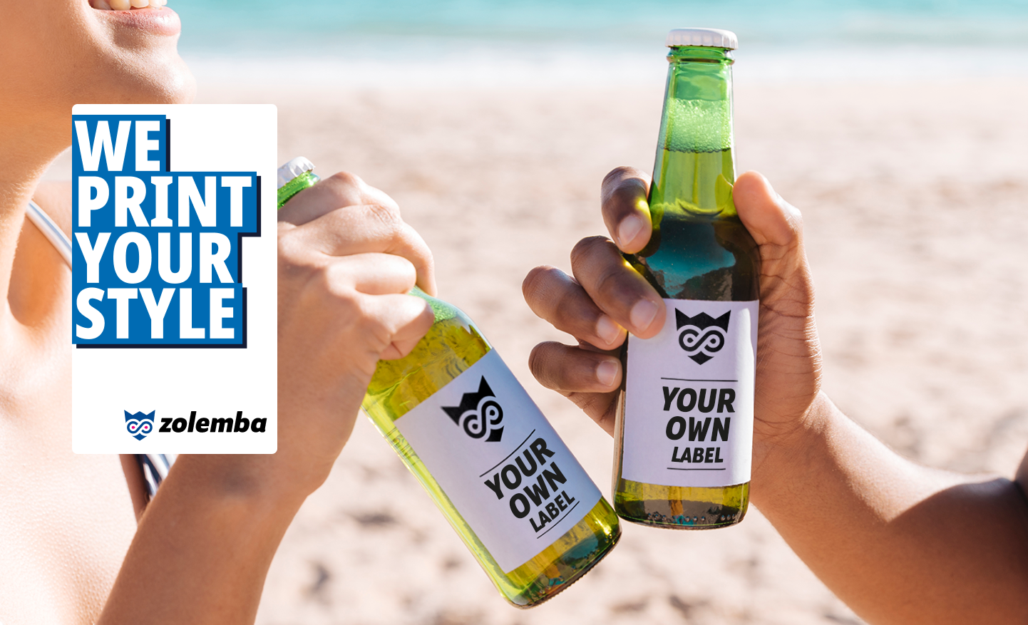 Zwei Hände stoßen benutzerdefiniert etikettierte Bierflaschen am Strand an, mit einem Zolemba Banner auf der linken Seite, das 'We Print Your Style' zeigt.