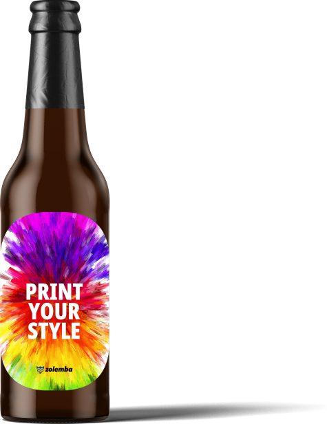 Bruine glazen bierfles met een kleurr label met witte tekst 'Print Your Style' en het Zolemba-logo.