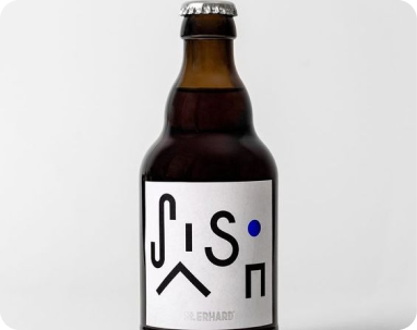 Eine Bierflasche mit einem Etikett, das ihre Marke zeigt.