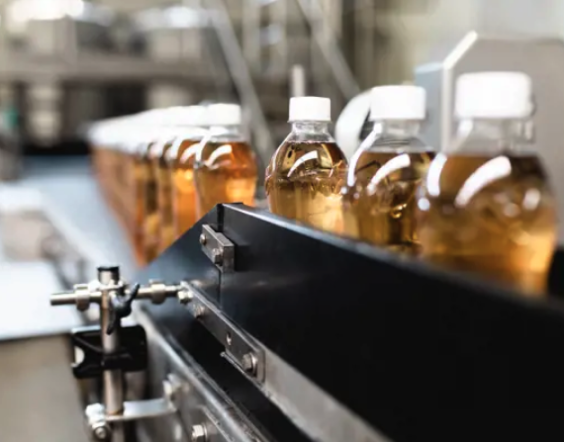 Bottiglie su una linea di produzione