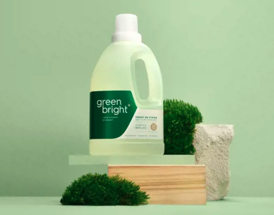 Contenitore di liquido per lavaggio su superficie decorativa verde